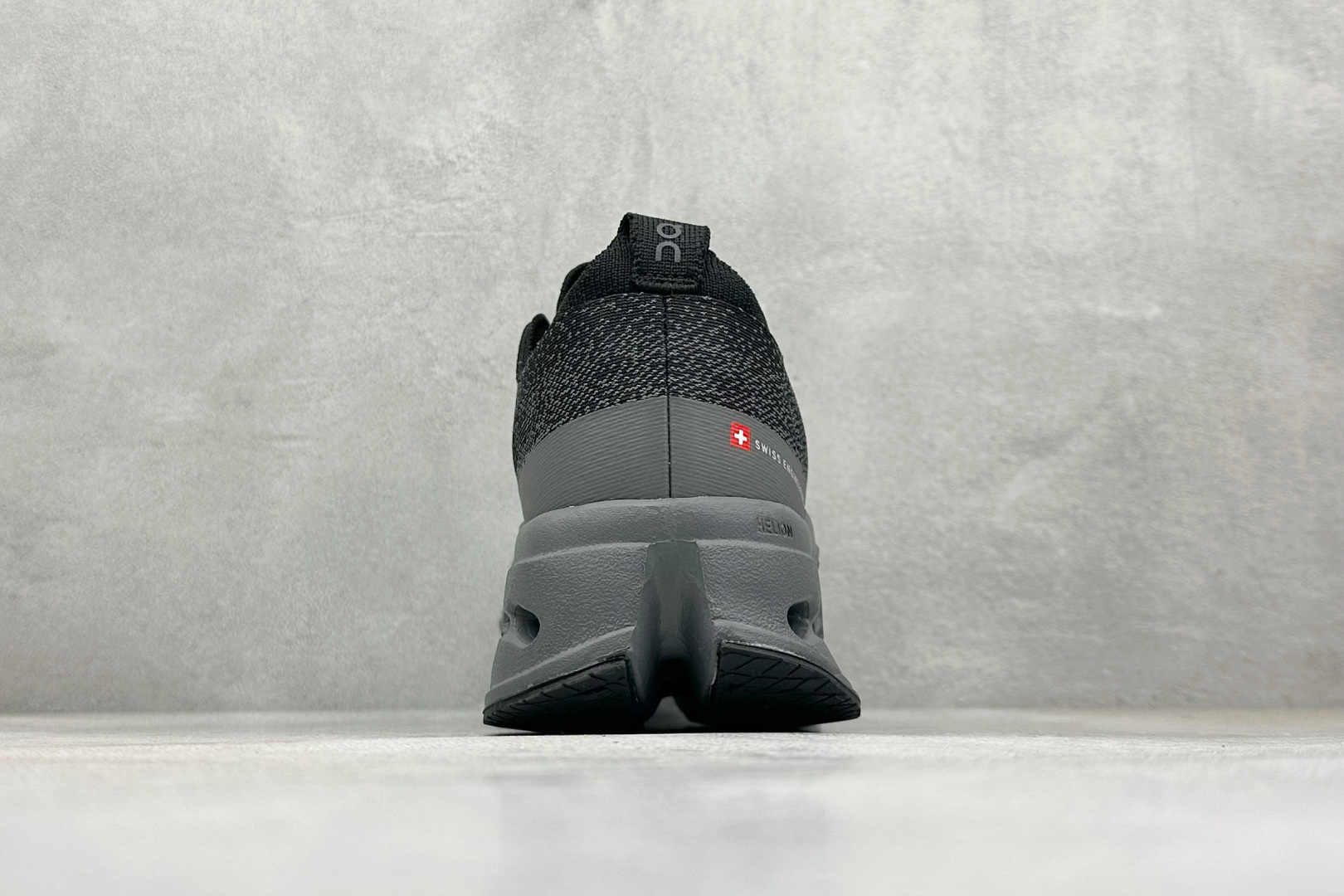 CIoudsurfer Max 昂跑 舒适轻便减震耐磨跑步鞋 采用了先进的缓震技术 能够有效减少跑步时对