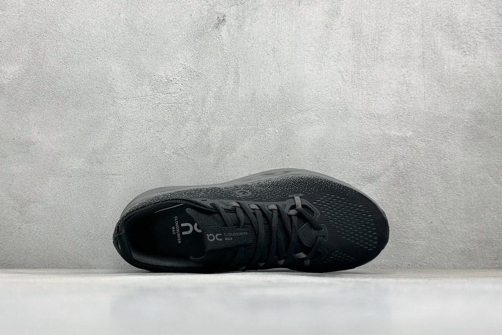 CIoudsurfer Max 昂跑 舒适轻便减震耐磨跑步鞋 采用了先进的缓震技术 能够有效减少跑步时对