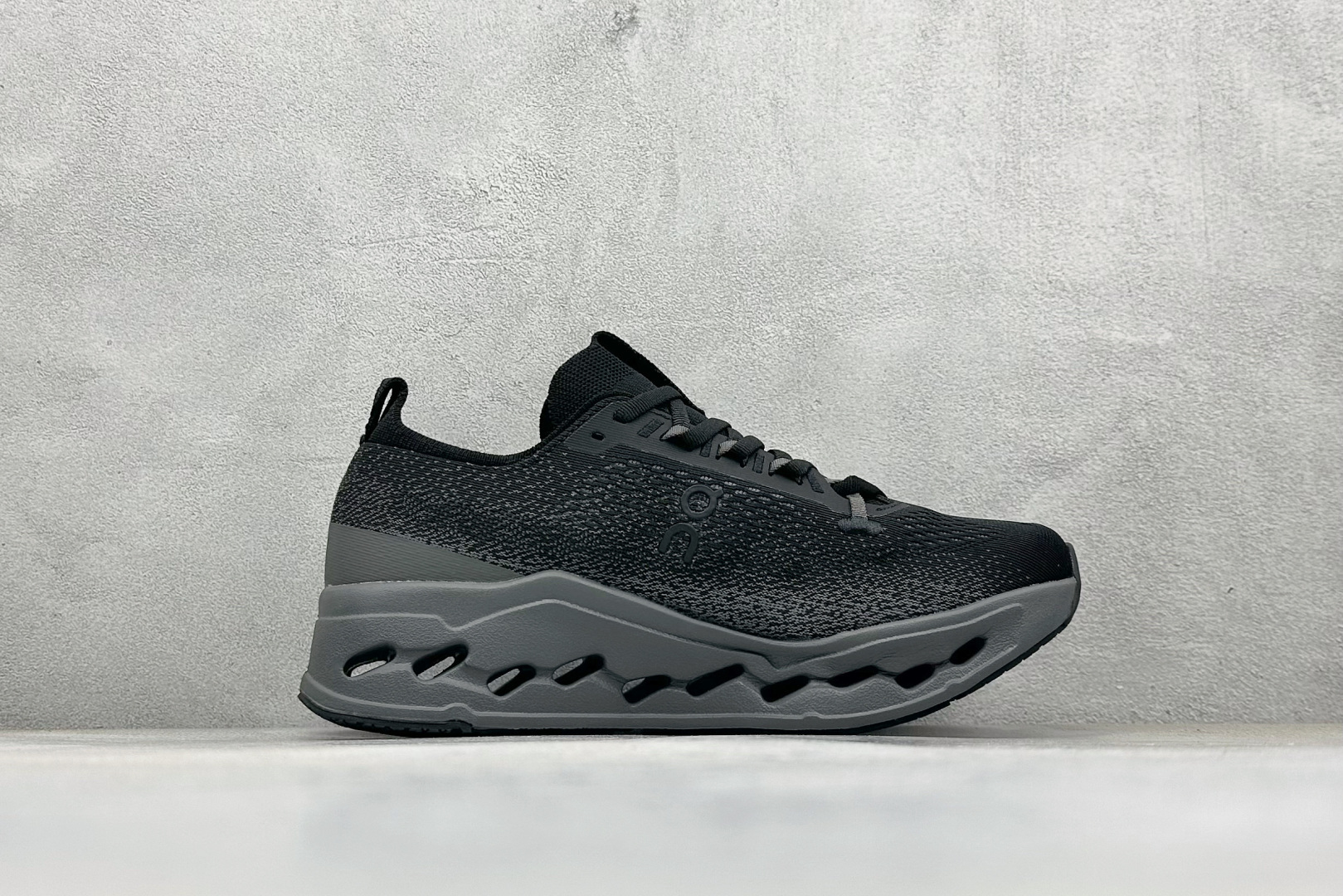 CIoudsurfer Max 昂跑 舒适轻便减震耐磨跑步鞋 采用了先进的缓震技术 能够有效减少跑步时对