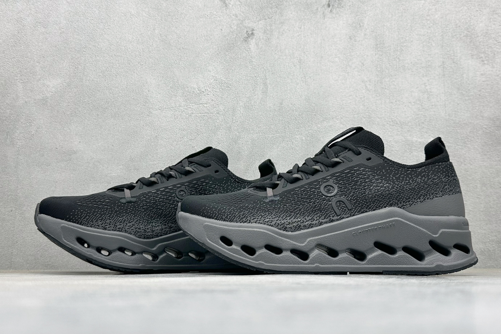 CIoudsurfer Max 昂跑 舒适轻便减震耐磨跑步鞋 采用了先进的缓震技术 能够有效减少跑步时对