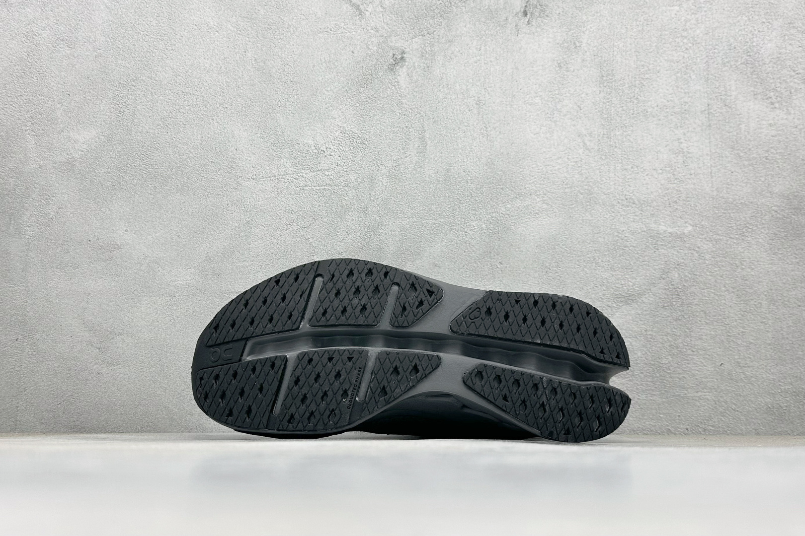 CIoudsurfer Max 昂跑 舒适轻便减震耐磨跑步鞋 采用了先进的缓震技术 能够有效减少跑步时对