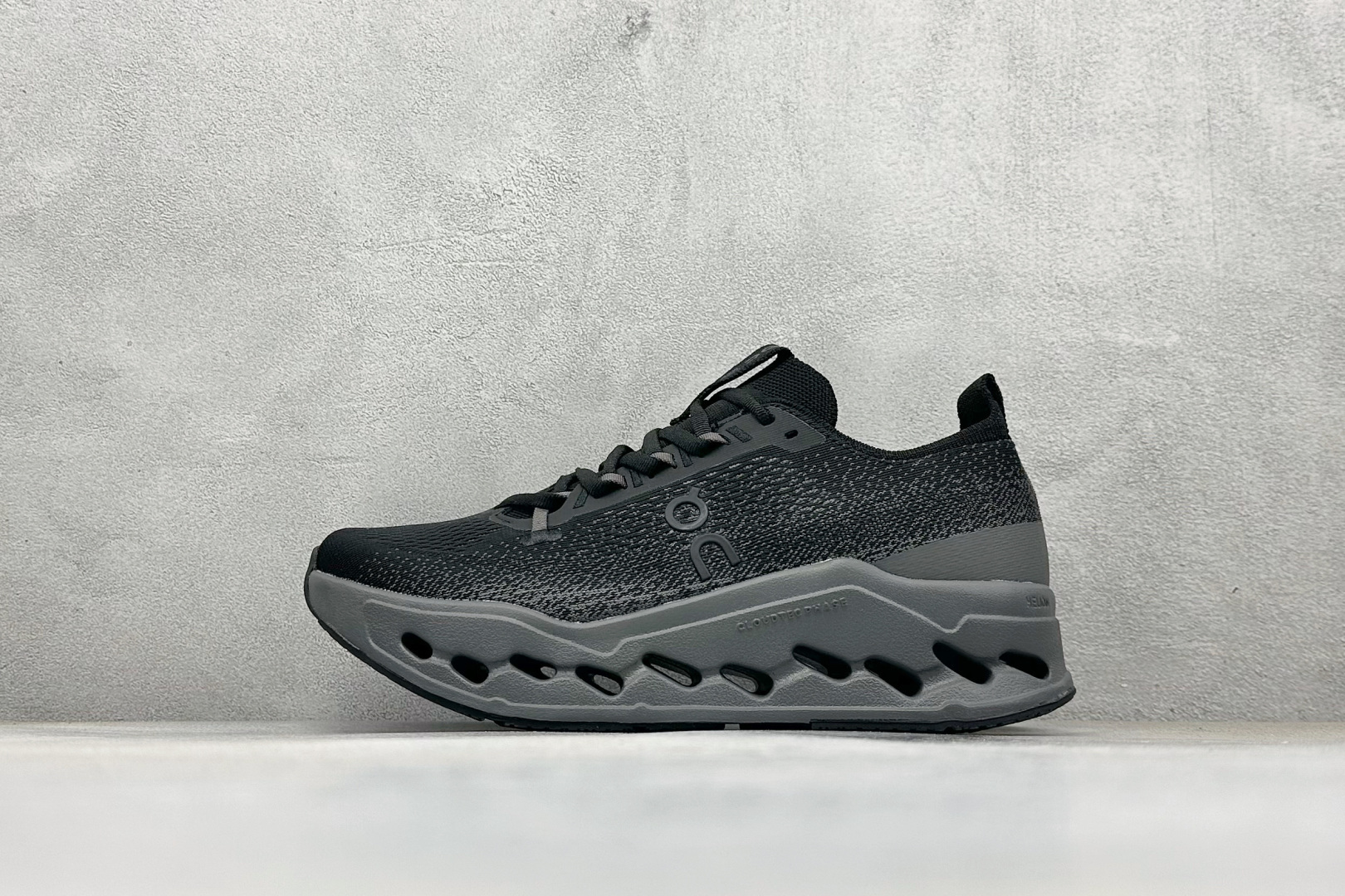 CIoudsurfer Max 昂跑 舒适轻便减震耐磨跑步鞋 采用了先进的缓震技术 能够有效减少跑步时对