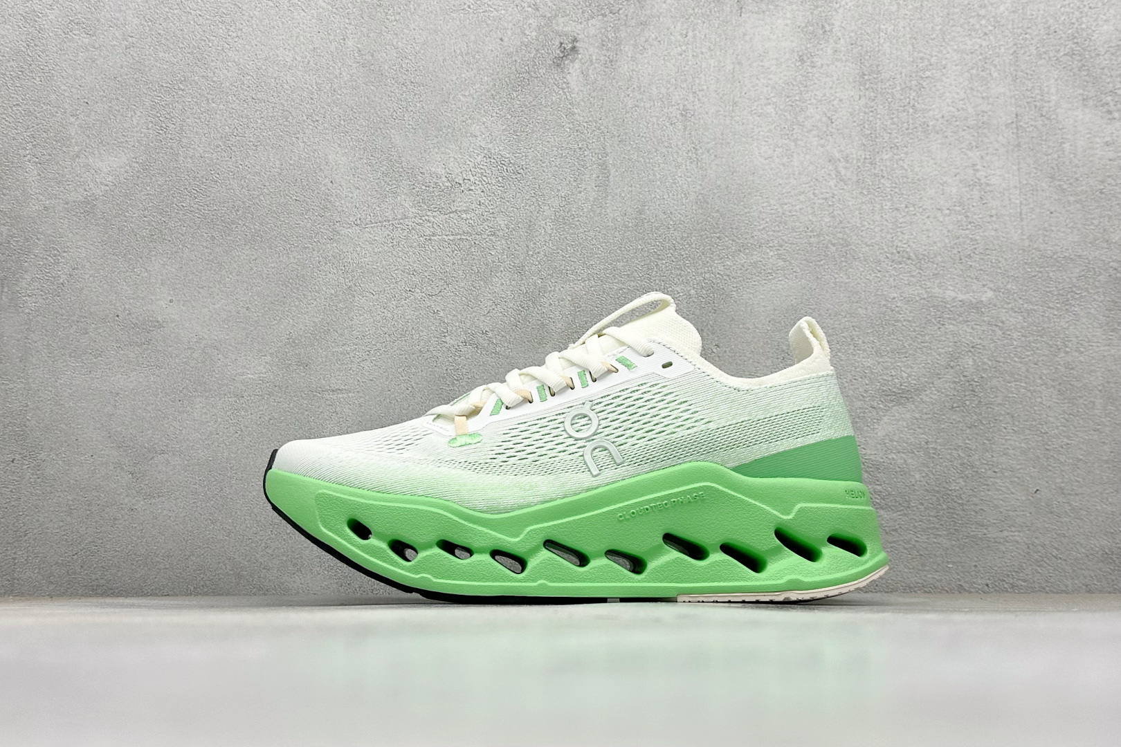 CIoudsurfer Max 昂跑 舒适轻便减震耐磨跑步鞋 采用了先进的缓震技术 能够有效减少跑步时对