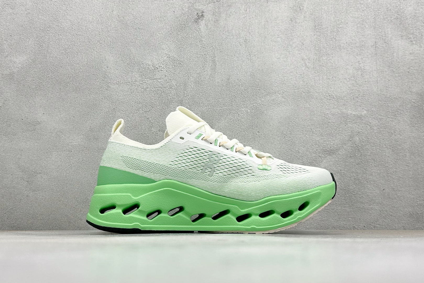 CIoudsurfer Max 昂跑 舒适轻便减震耐磨跑步鞋 采用了先进的缓震技术 能够有效减少跑步时对