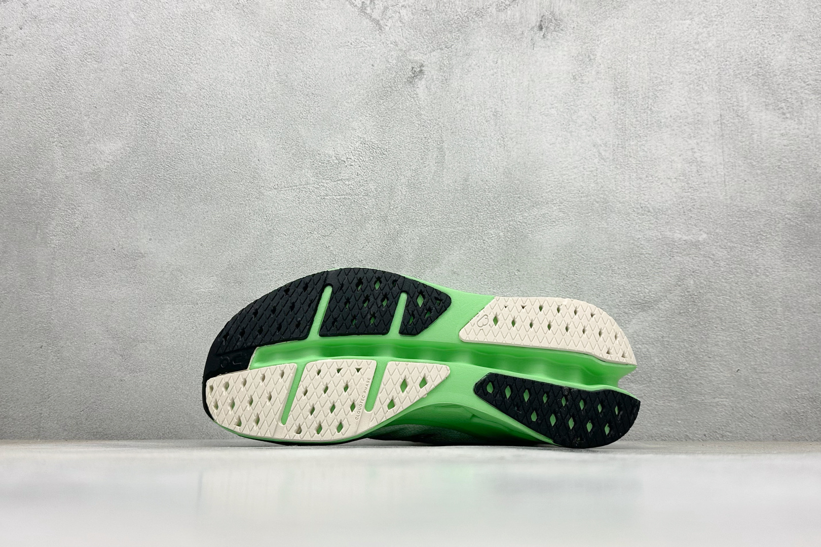 CIoudsurfer Max 昂跑 舒适轻便减震耐磨跑步鞋 采用了先进的缓震技术 能够有效减少跑步时对