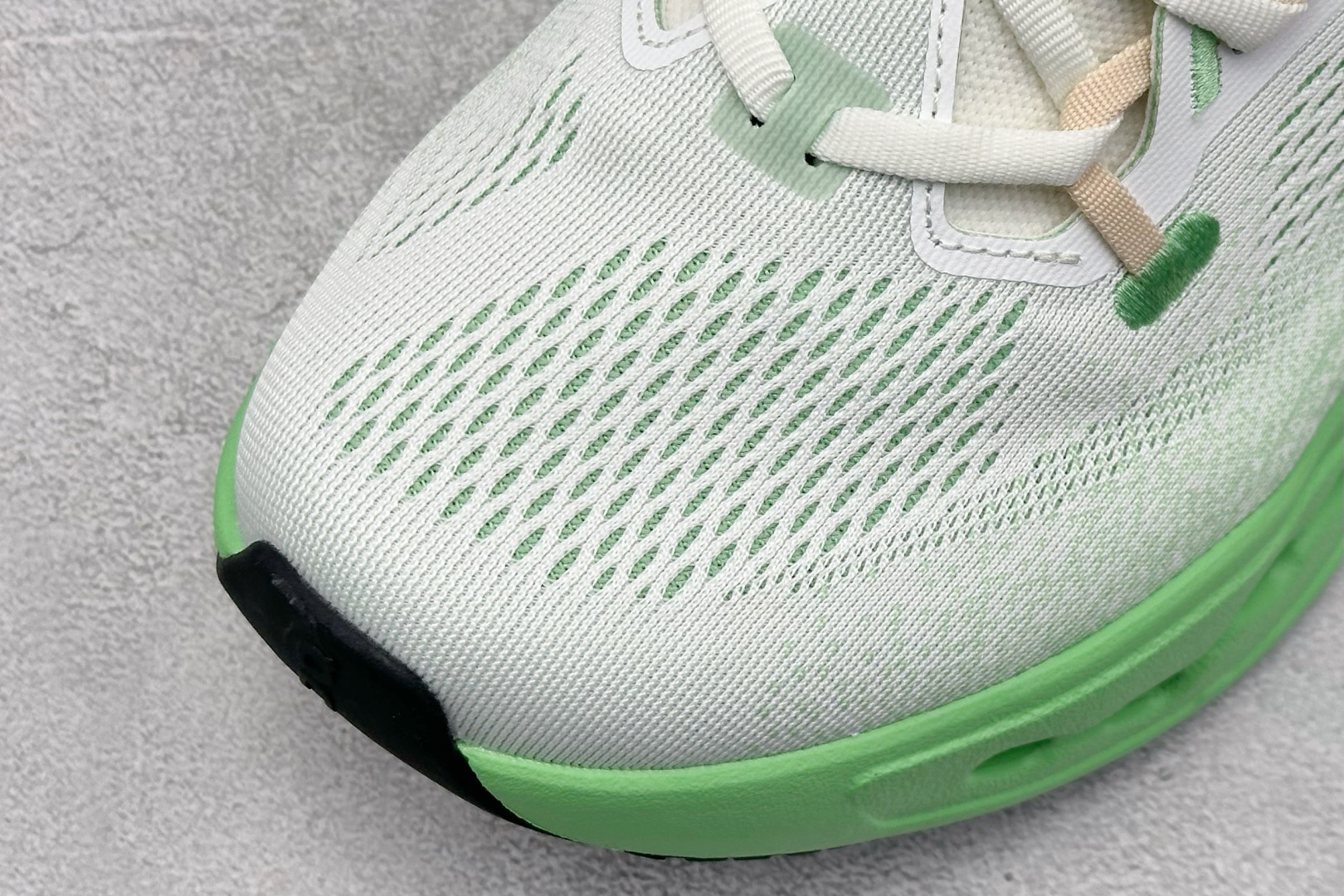 CIoudsurfer Max 昂跑 舒适轻便减震耐磨跑步鞋 采用了先进的缓震技术 能够有效减少跑步时对