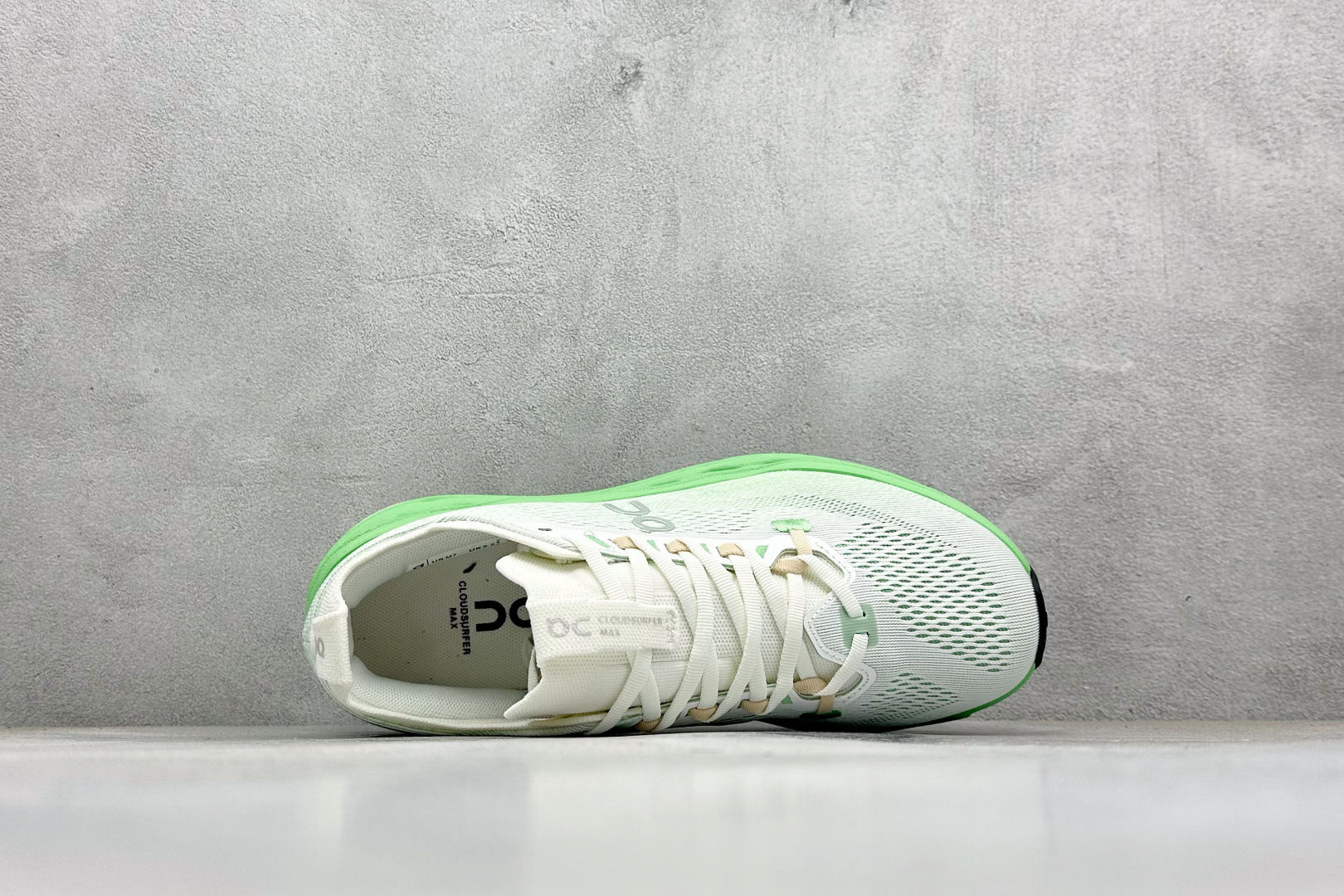 CIoudsurfer Max 昂跑 舒适轻便减震耐磨跑步鞋 采用了先进的缓震技术 能够有效减少跑步时对