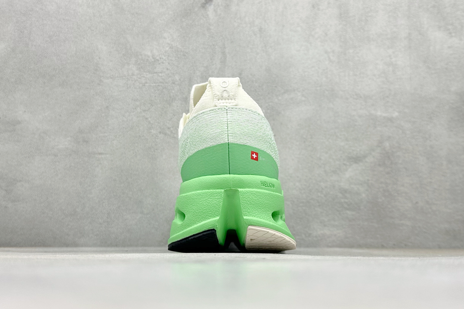 CIoudsurfer Max 昂跑 舒适轻便减震耐磨跑步鞋 采用了先进的缓震技术 能够有效减少跑步时对