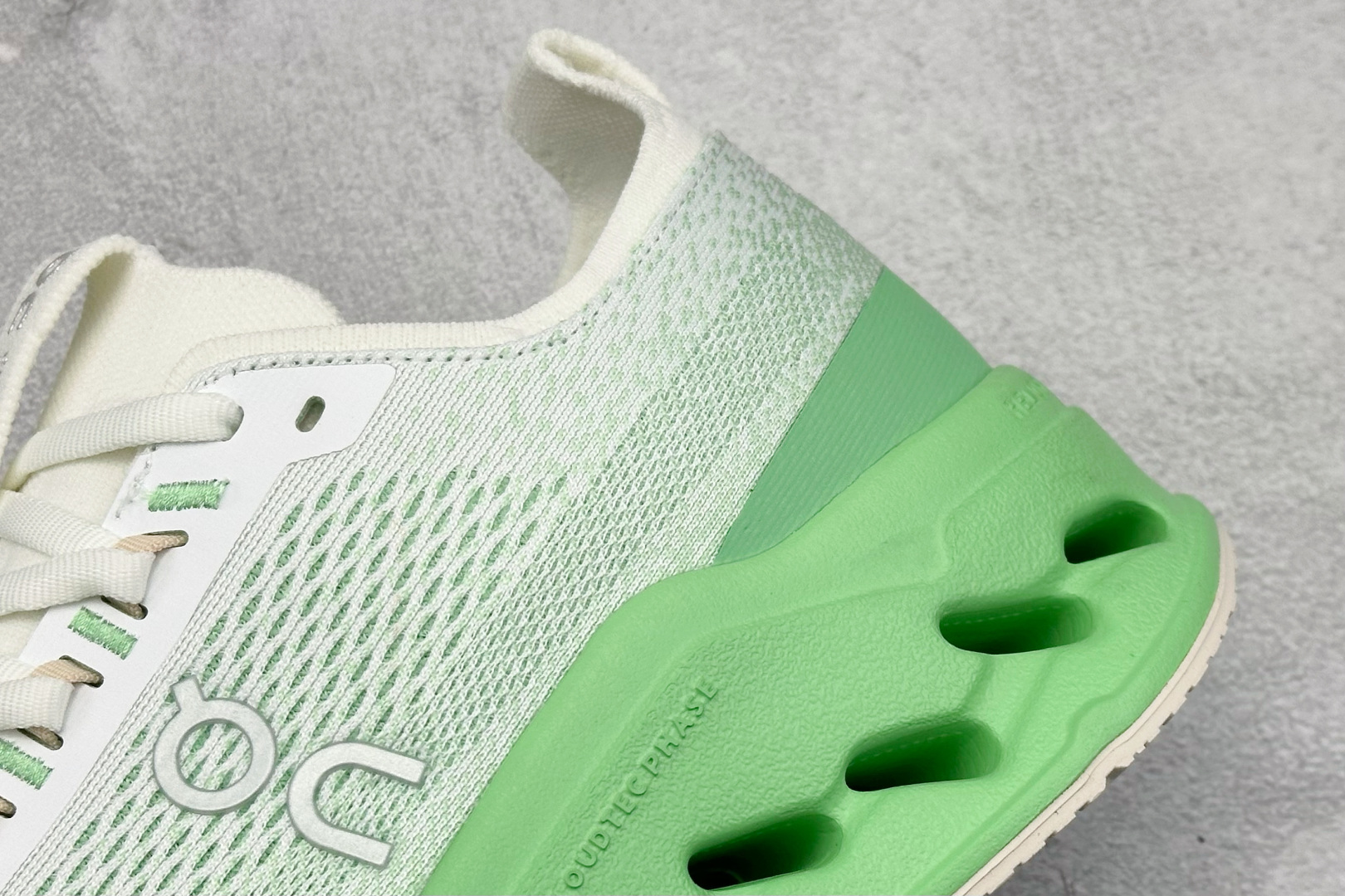 CIoudsurfer Max 昂跑 舒适轻便减震耐磨跑步鞋 采用了先进的缓震技术 能够有效减少跑步时对