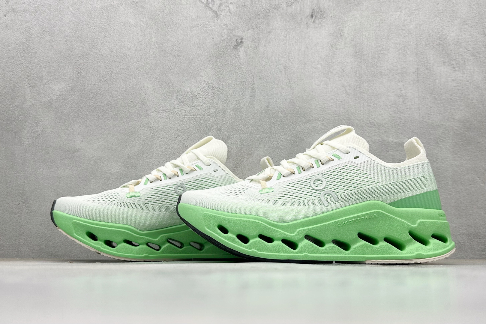 CIoudsurfer Max 昂跑 舒适轻便减震耐磨跑步鞋 采用了先进的缓震技术 能够有效减少跑步时对