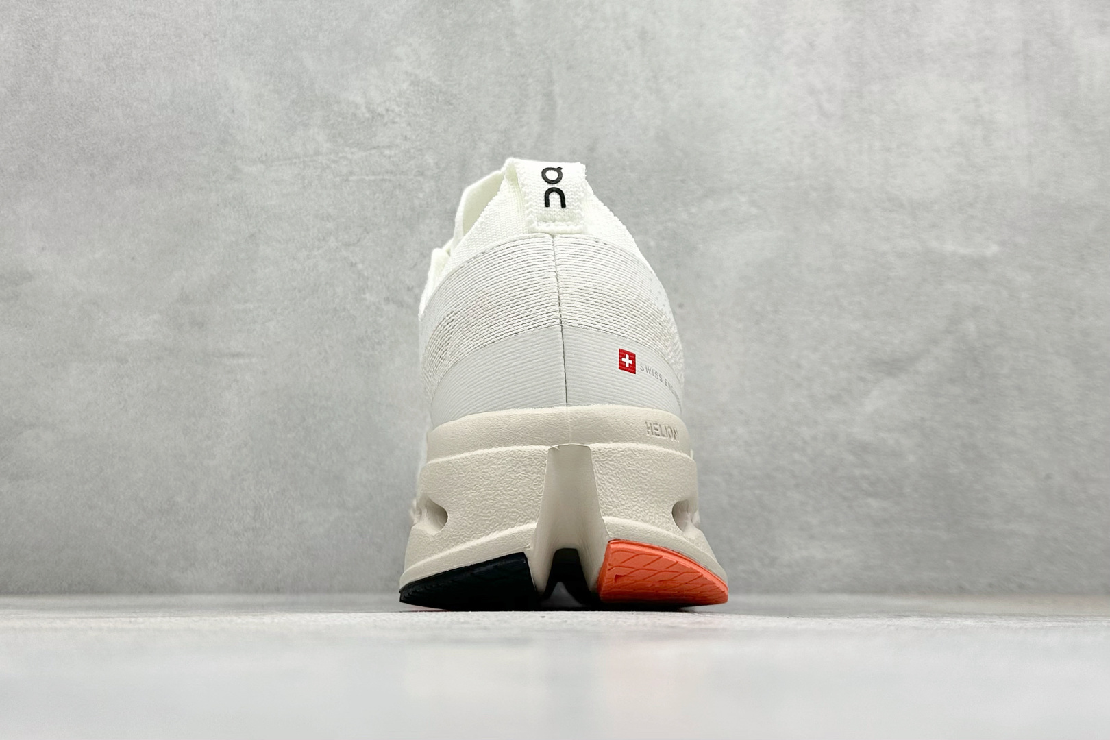 CIoudsurfer Max 昂跑 舒适轻便减震耐磨跑步鞋 采用了先进的缓震技术 能够有效减少跑步时对