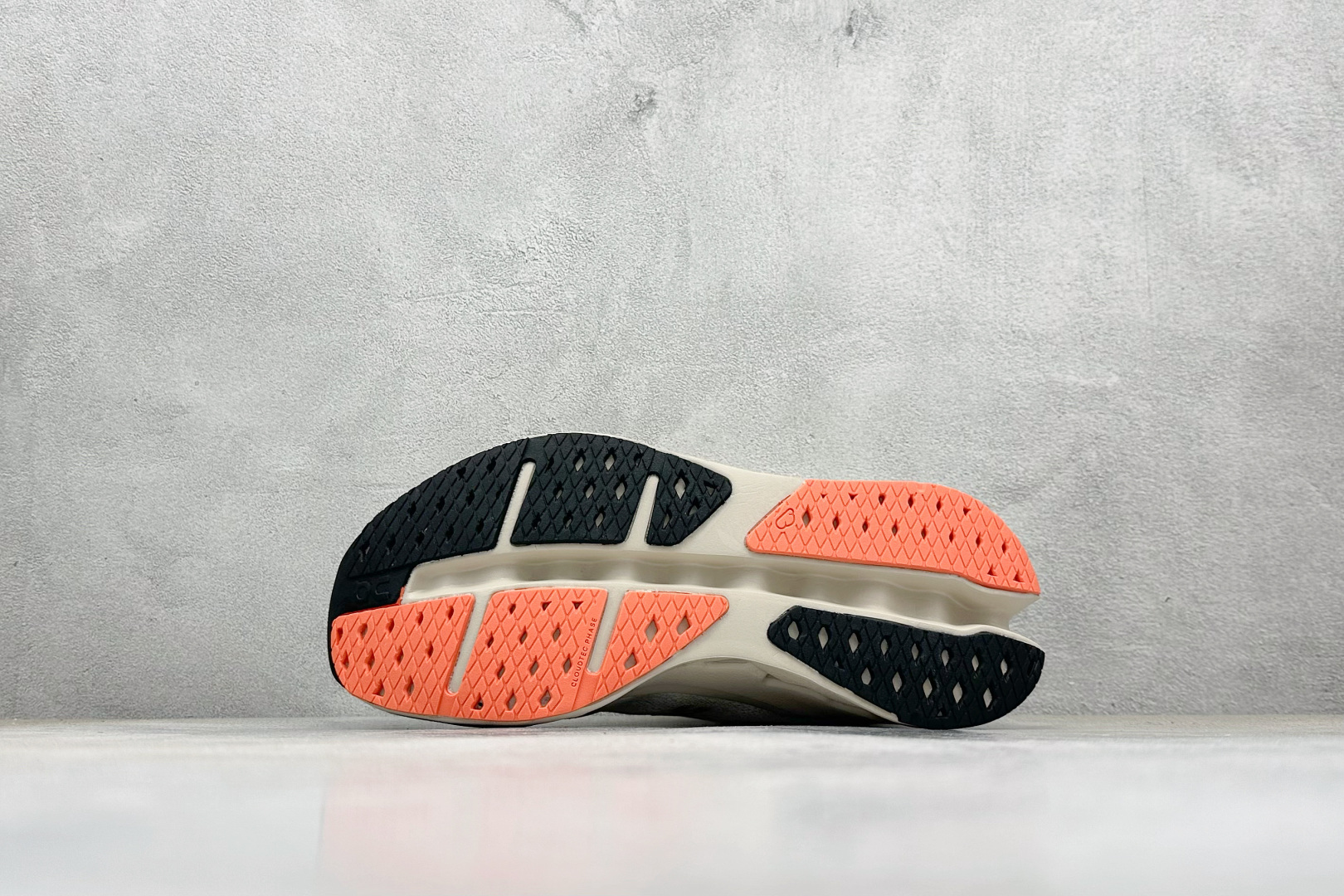 CIoudsurfer Max 昂跑 舒适轻便减震耐磨跑步鞋 采用了先进的缓震技术 能够有效减少跑步时对