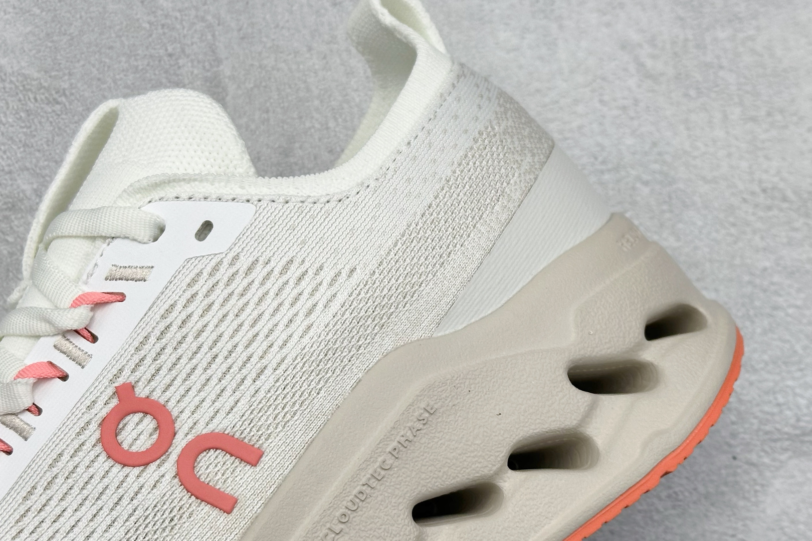 CIoudsurfer Max 昂跑 舒适轻便减震耐磨跑步鞋 采用了先进的缓震技术 能够有效减少跑步时对