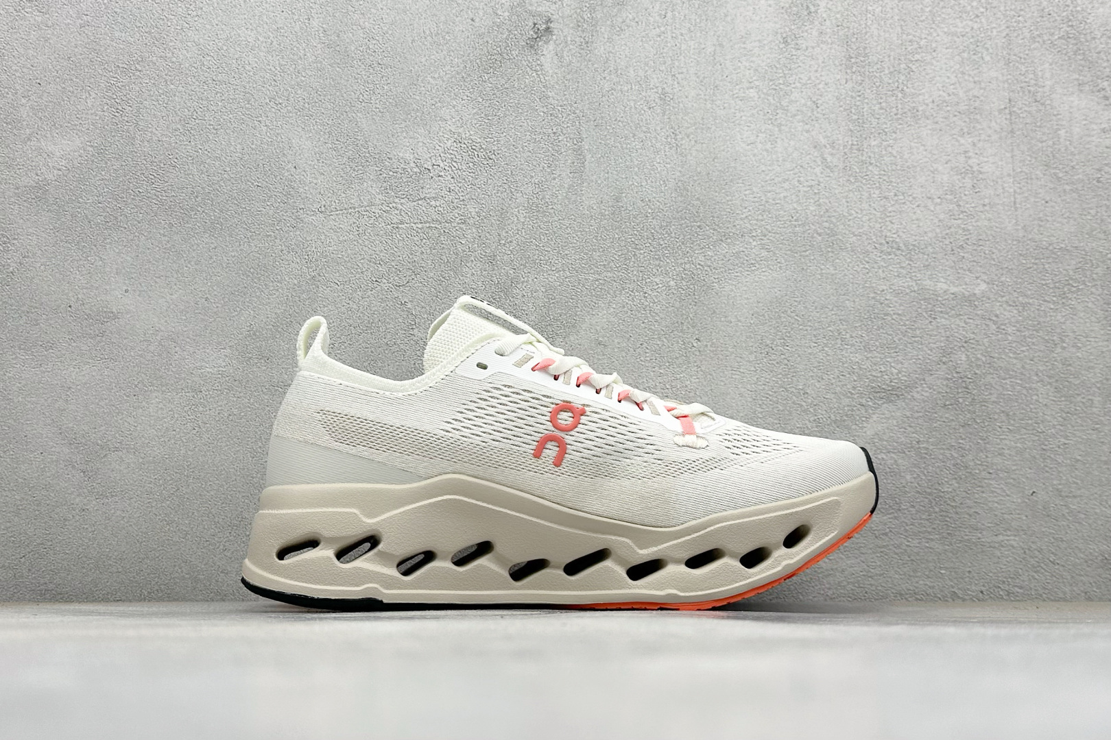 CIoudsurfer Max 昂跑 舒适轻便减震耐磨跑步鞋 采用了先进的缓震技术 能够有效减少跑步时对