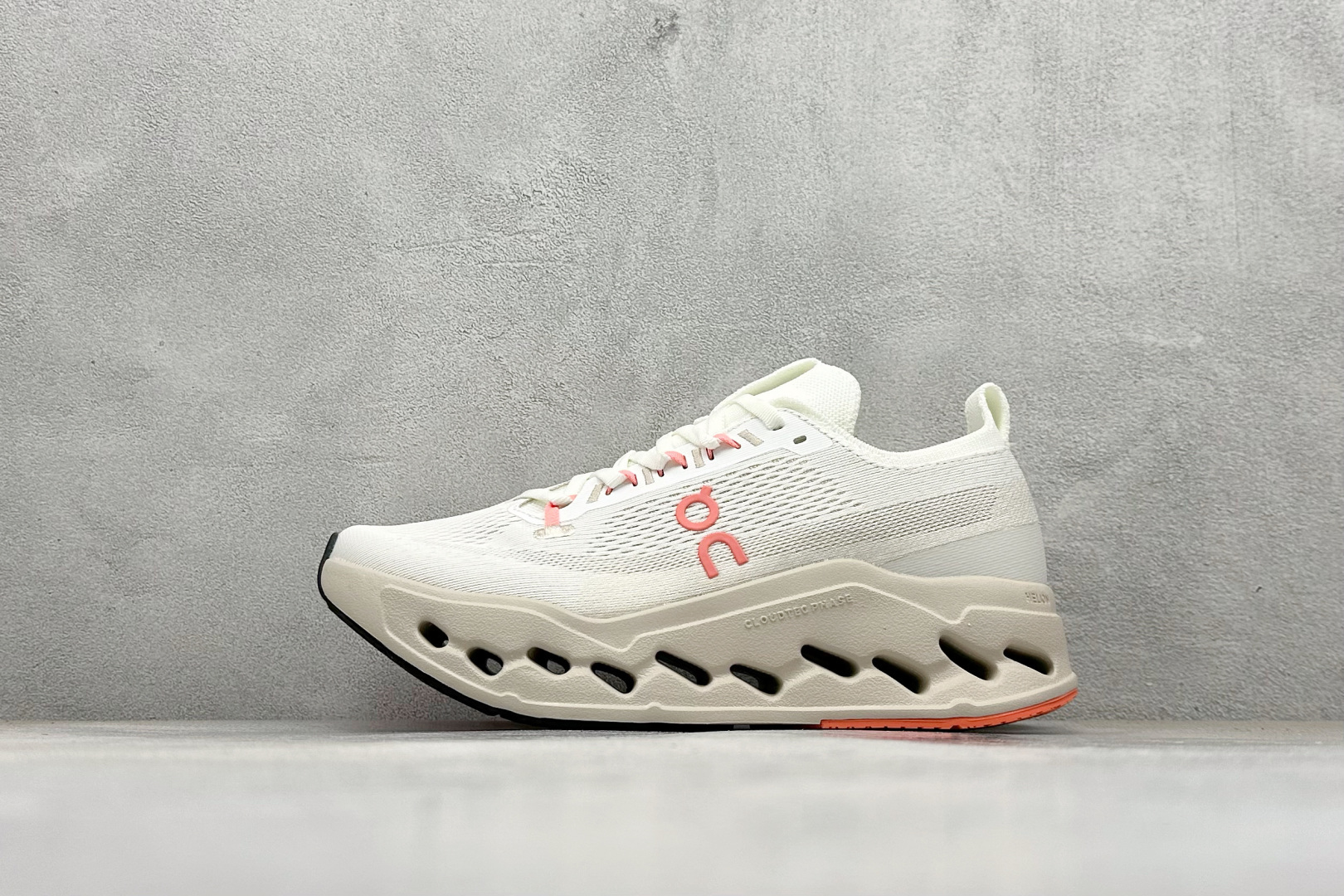 CIoudsurfer Max 昂跑 舒适轻便减震耐磨跑步鞋 采用了先进的缓震技术 能够有效减少跑步时对