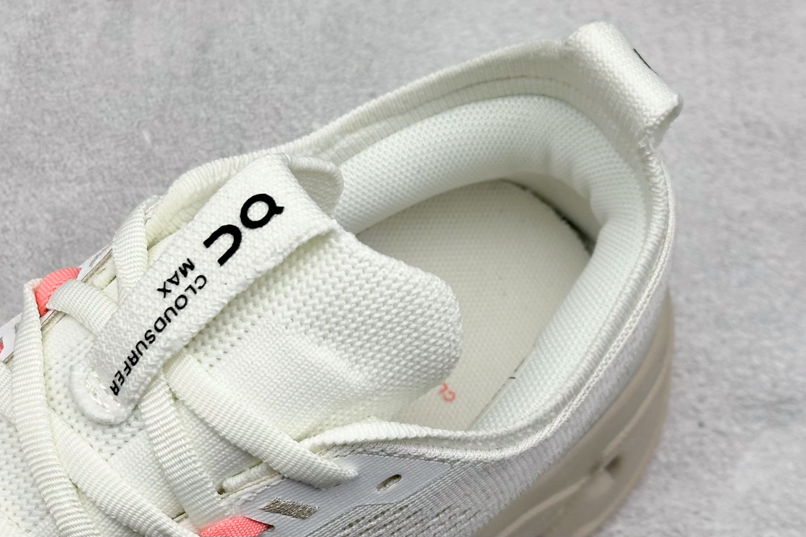 CIoudsurfer Max 昂跑 舒适轻便减震耐磨跑步鞋 采用了先进的缓震技术 能够有效减少跑步时对