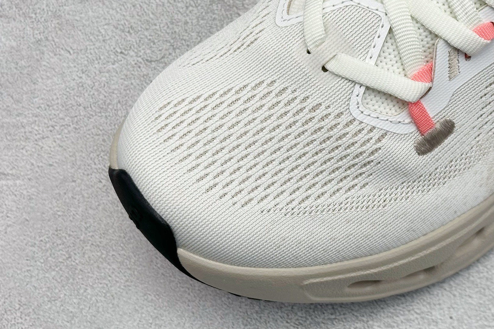 CIoudsurfer Max 昂跑 舒适轻便减震耐磨跑步鞋 采用了先进的缓震技术 能够有效减少跑步时对