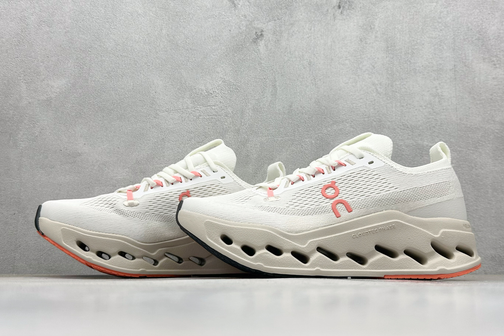 CIoudsurfer Max 昂跑 舒适轻便减震耐磨跑步鞋 采用了先进的缓震技术 能够有效减少跑步时对