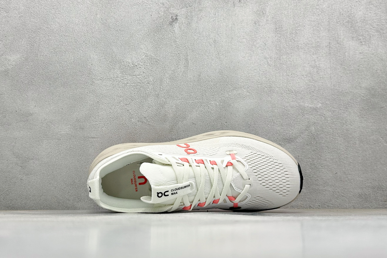 CIoudsurfer Max 昂跑 舒适轻便减震耐磨跑步鞋 采用了先进的缓震技术 能够有效减少跑步时对