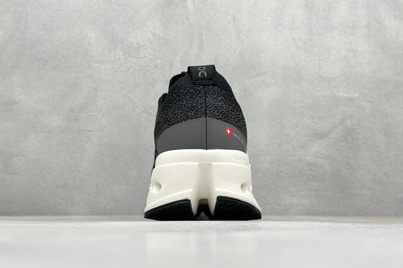 CIoudsurfer Max 昂跑 舒适轻便减震耐磨跑步鞋 采用了先进的缓震技术 能够有效减少跑步时对