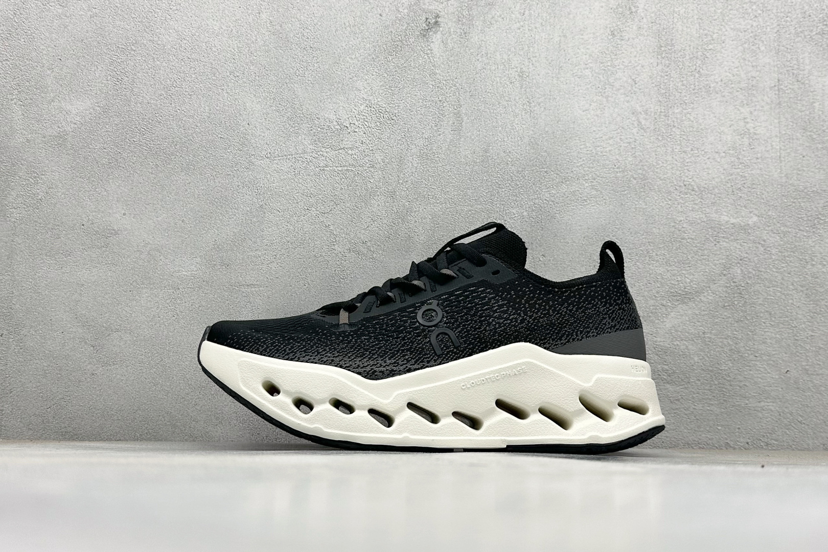 CIoudsurfer Max 昂跑 舒适轻便减震耐磨跑步鞋 采用了先进的缓震技术 能够有效减少跑步时对