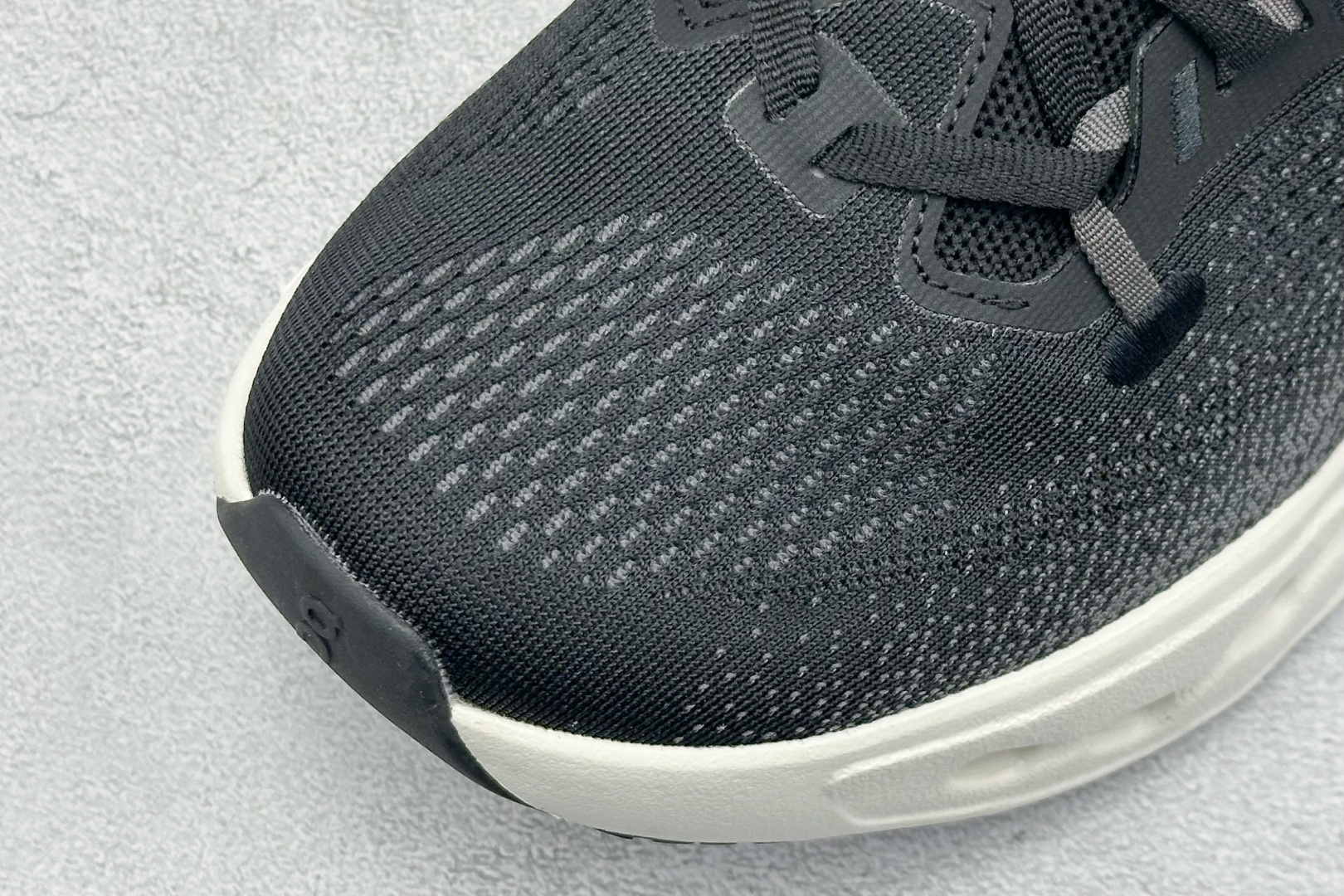 CIoudsurfer Max 昂跑 舒适轻便减震耐磨跑步鞋 采用了先进的缓震技术 能够有效减少跑步时对