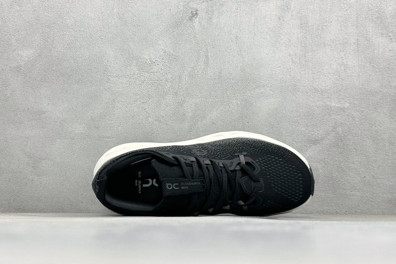 CIoudsurfer Max 昂跑 舒适轻便减震耐磨跑步鞋 采用了先进的缓震技术 能够有效减少跑步时对