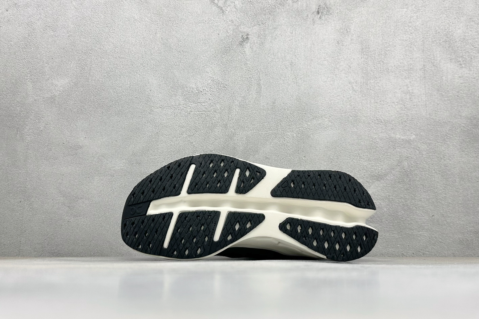 CIoudsurfer Max 昂跑 舒适轻便减震耐磨跑步鞋 采用了先进的缓震技术 能够有效减少跑步时对