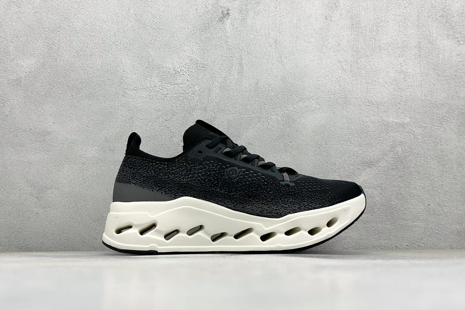 CIoudsurfer Max 昂跑 舒适轻便减震耐磨跑步鞋 采用了先进的缓震技术 能够有效减少跑步时对