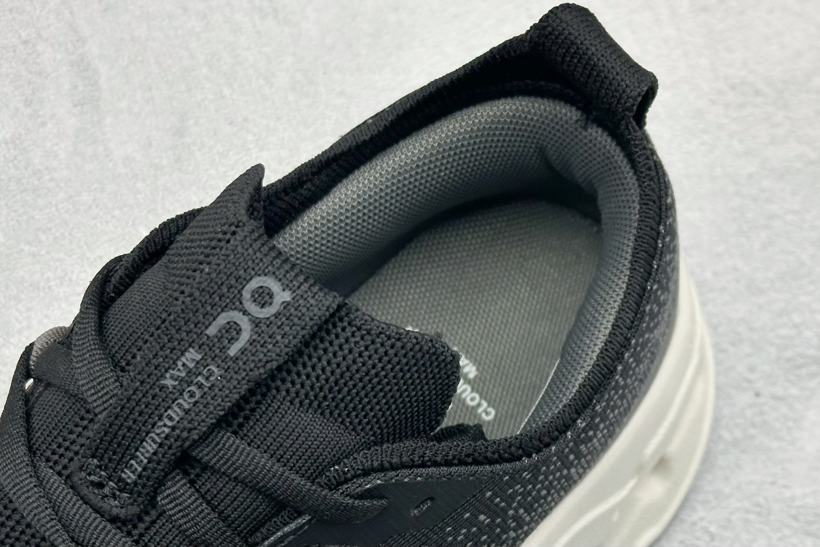 CIoudsurfer Max 昂跑 舒适轻便减震耐磨跑步鞋 采用了先进的缓震技术 能够有效减少跑步时对