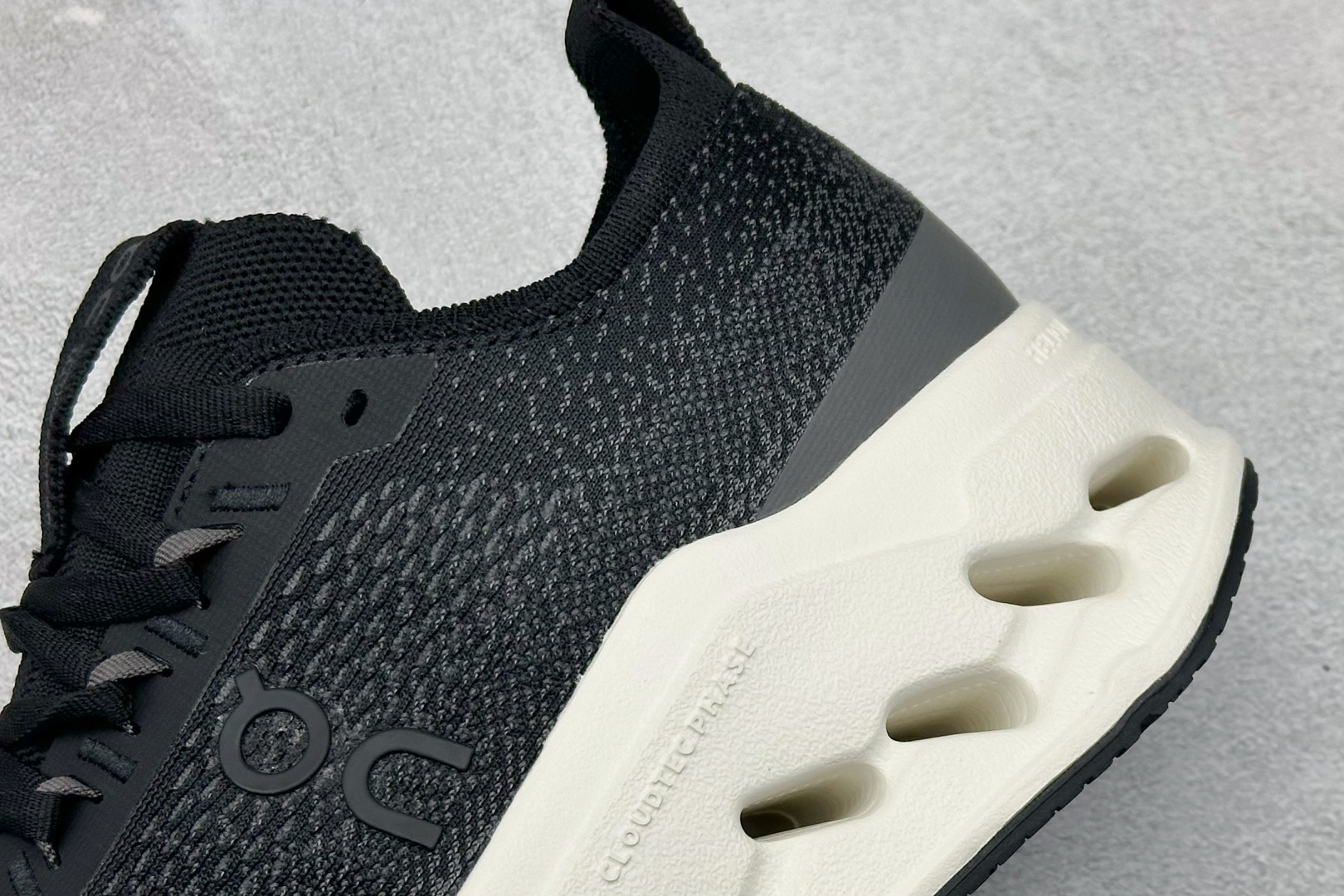 CIoudsurfer Max 昂跑 舒适轻便减震耐磨跑步鞋 采用了先进的缓震技术 能够有效减少跑步时对