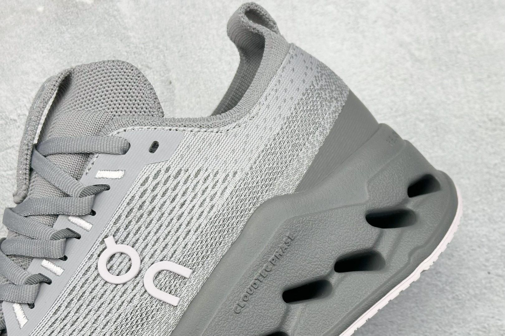 CIoudsurfer Max 昂跑 舒适轻便减震耐磨跑步鞋 采用了先进的缓震技术 能够有效减少跑步时对