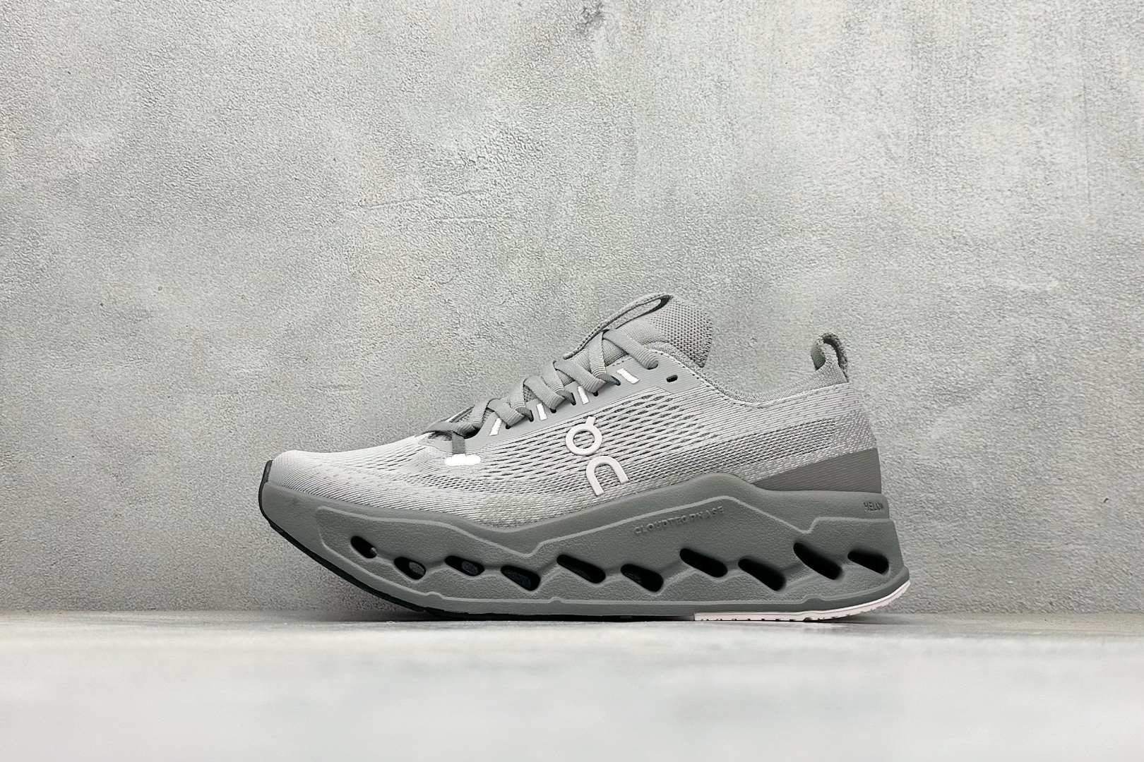 CIoudsurfer Max 昂跑 舒适轻便减震耐磨跑步鞋 采用了先进的缓震技术 能够有效减少跑步时对