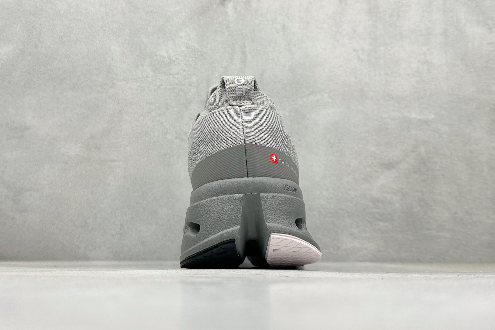 CIoudsurfer Max 昂跑 舒适轻便减震耐磨跑步鞋 采用了先进的缓震技术 能够有效减少跑步时对