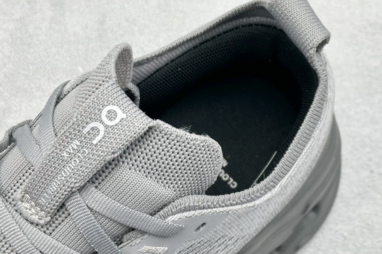 CIoudsurfer Max 昂跑 舒适轻便减震耐磨跑步鞋 采用了先进的缓震技术 能够有效减少跑步时对