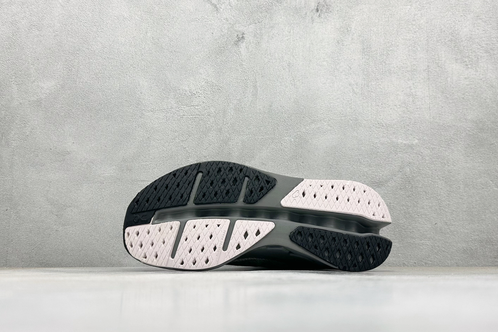 CIoudsurfer Max 昂跑 舒适轻便减震耐磨跑步鞋 采用了先进的缓震技术 能够有效减少跑步时对