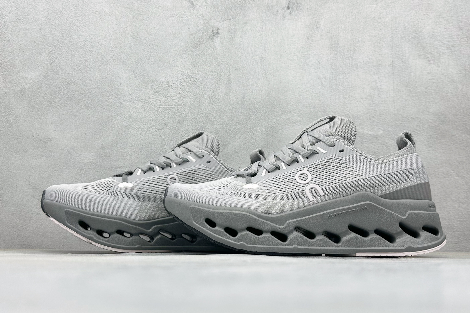 CIoudsurfer Max 昂跑 舒适轻便减震耐磨跑步鞋 采用了先进的缓震技术 能够有效减少跑步时对