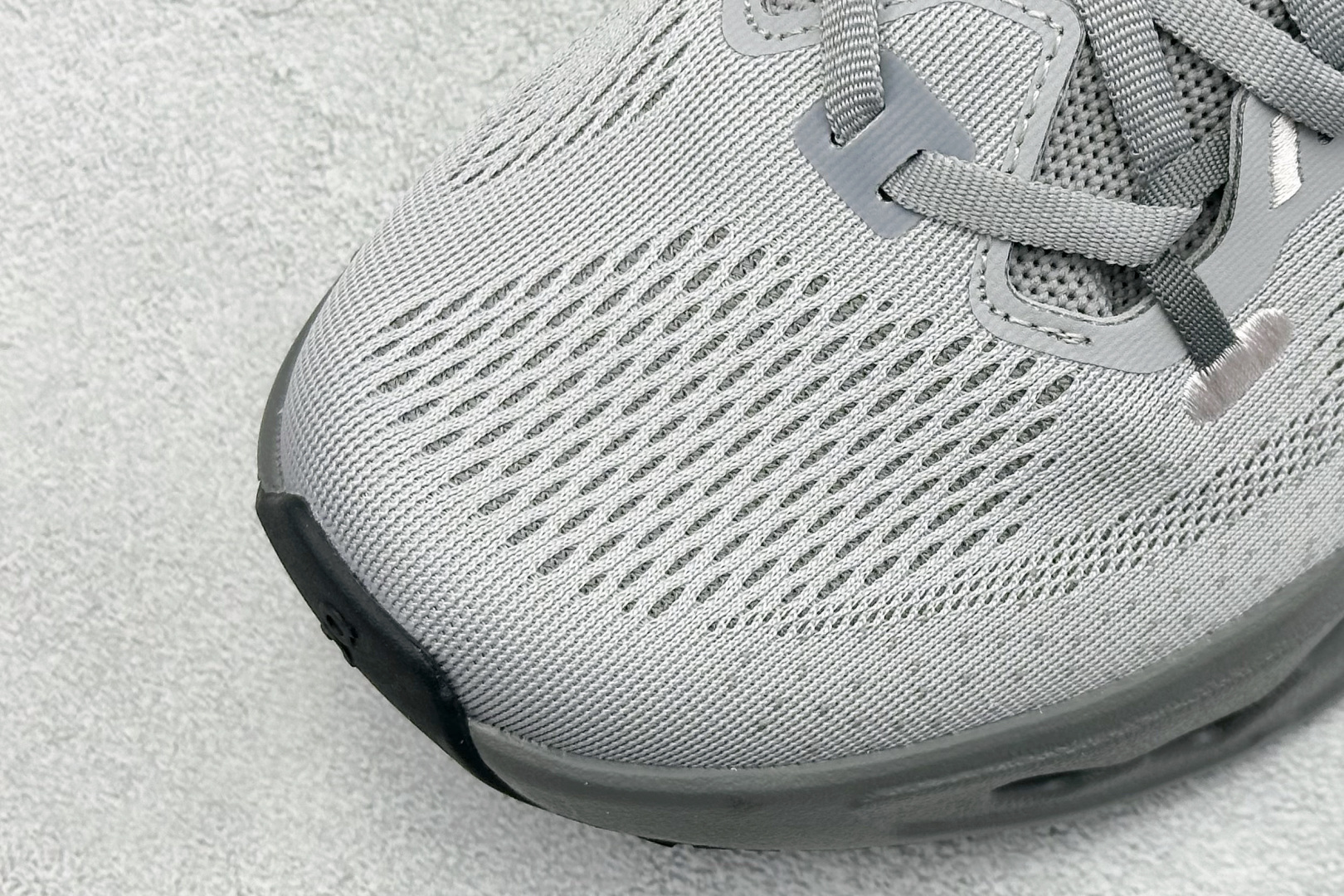 CIoudsurfer Max 昂跑 舒适轻便减震耐磨跑步鞋 采用了先进的缓震技术 能够有效减少跑步时对