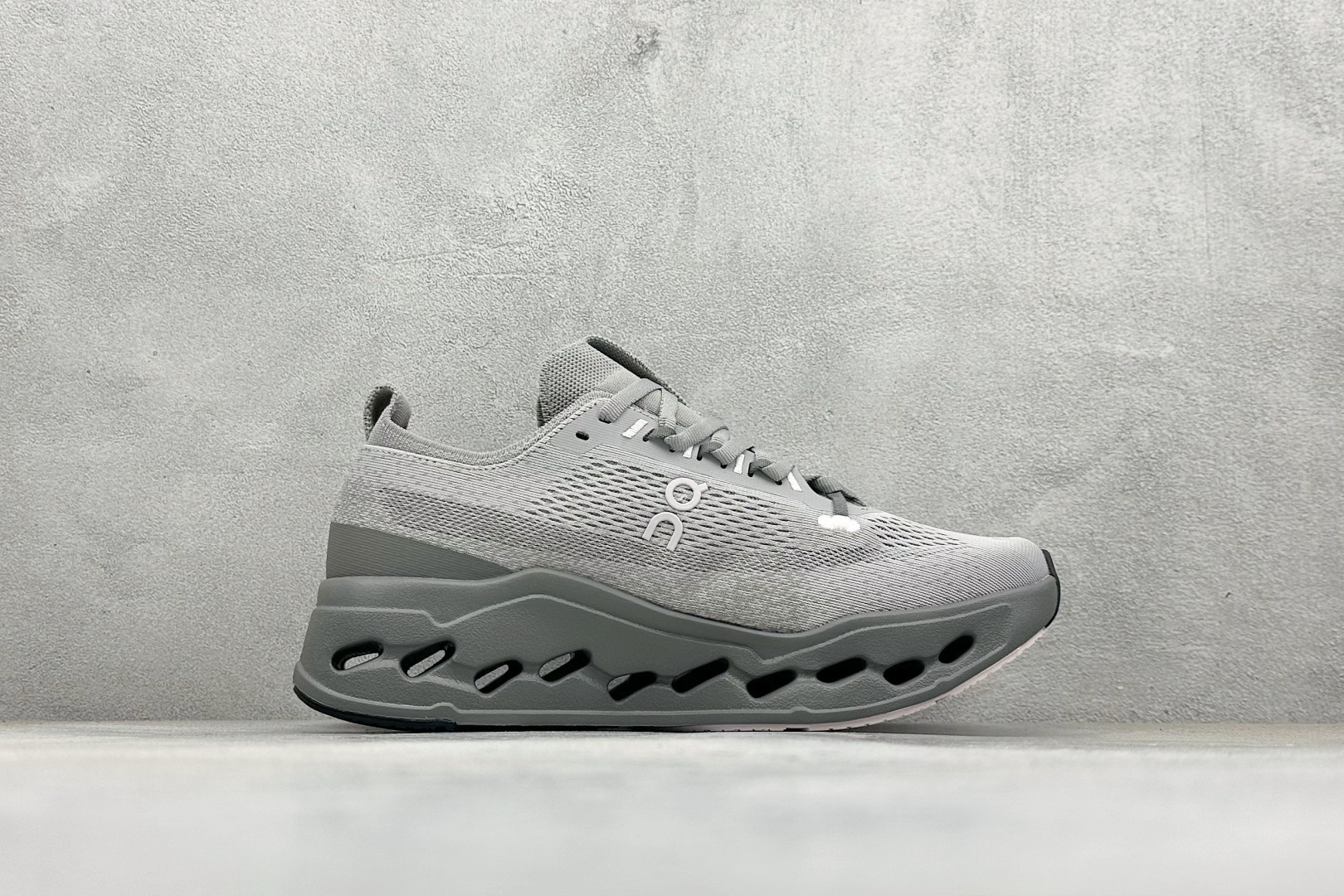 CIoudsurfer Max 昂跑 舒适轻便减震耐磨跑步鞋 采用了先进的缓震技术 能够有效减少跑步时对