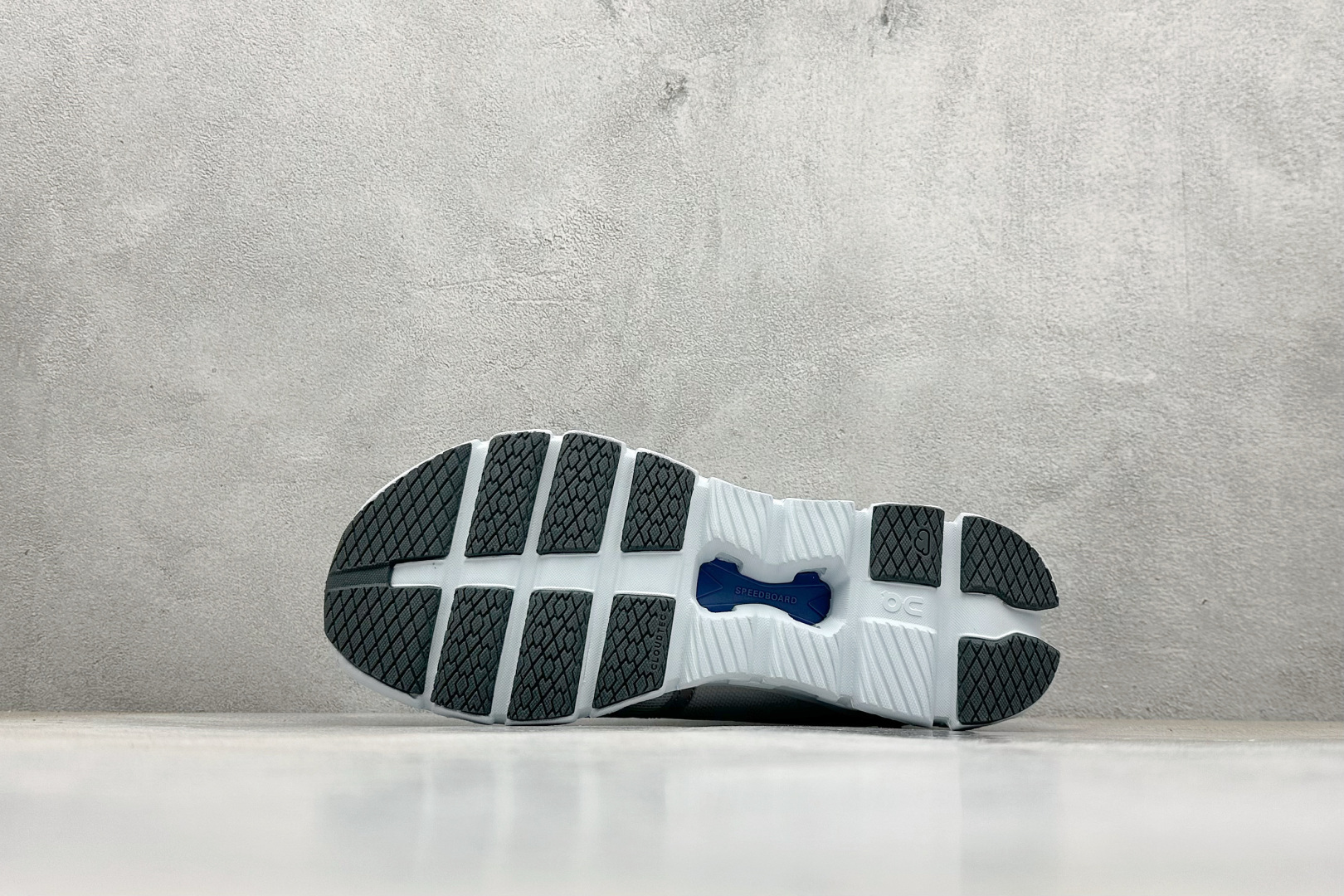 RS版CloudvistaX4 全新综合体能训练运动鞋 Cloud X 舒适乐趣跑，缓震、轻量 On昂跑