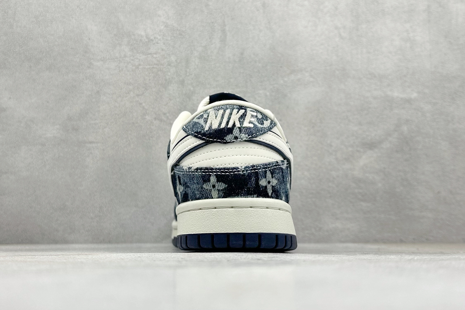 280 Nike SB Dunk Low LV联名 白蓝牛仔 高端定制 低帮休闲板鞋 YF9511-902