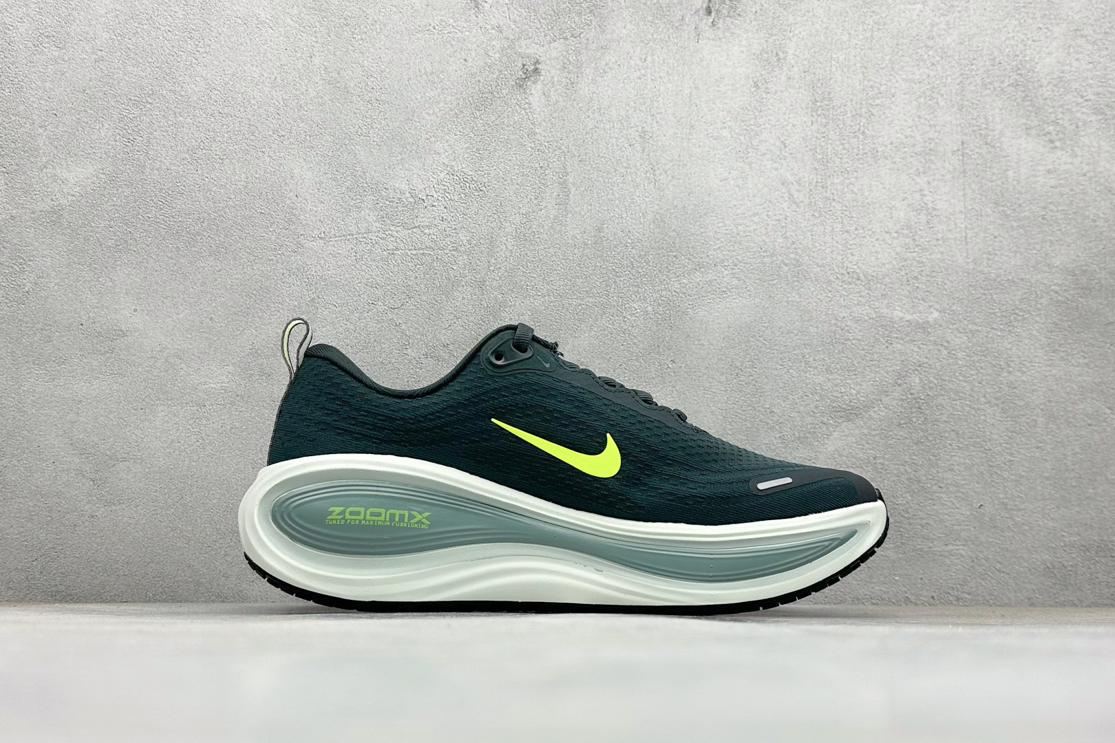 Nike Air Zoom Vomero Plus 耐克网面厚底气垫跑鞋 HV8150-300