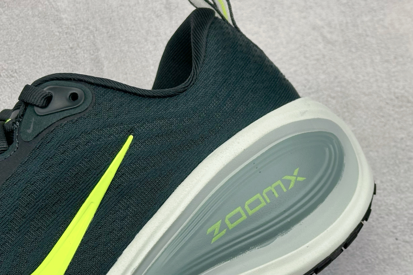 Nike Air Zoom Vomero Plus 耐克网面厚底气垫跑鞋 HV8150-300