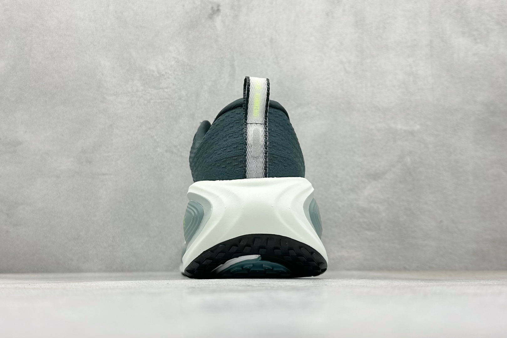 Nike Air Zoom Vomero Plus 耐克网面厚底气垫跑鞋 HV8150-300