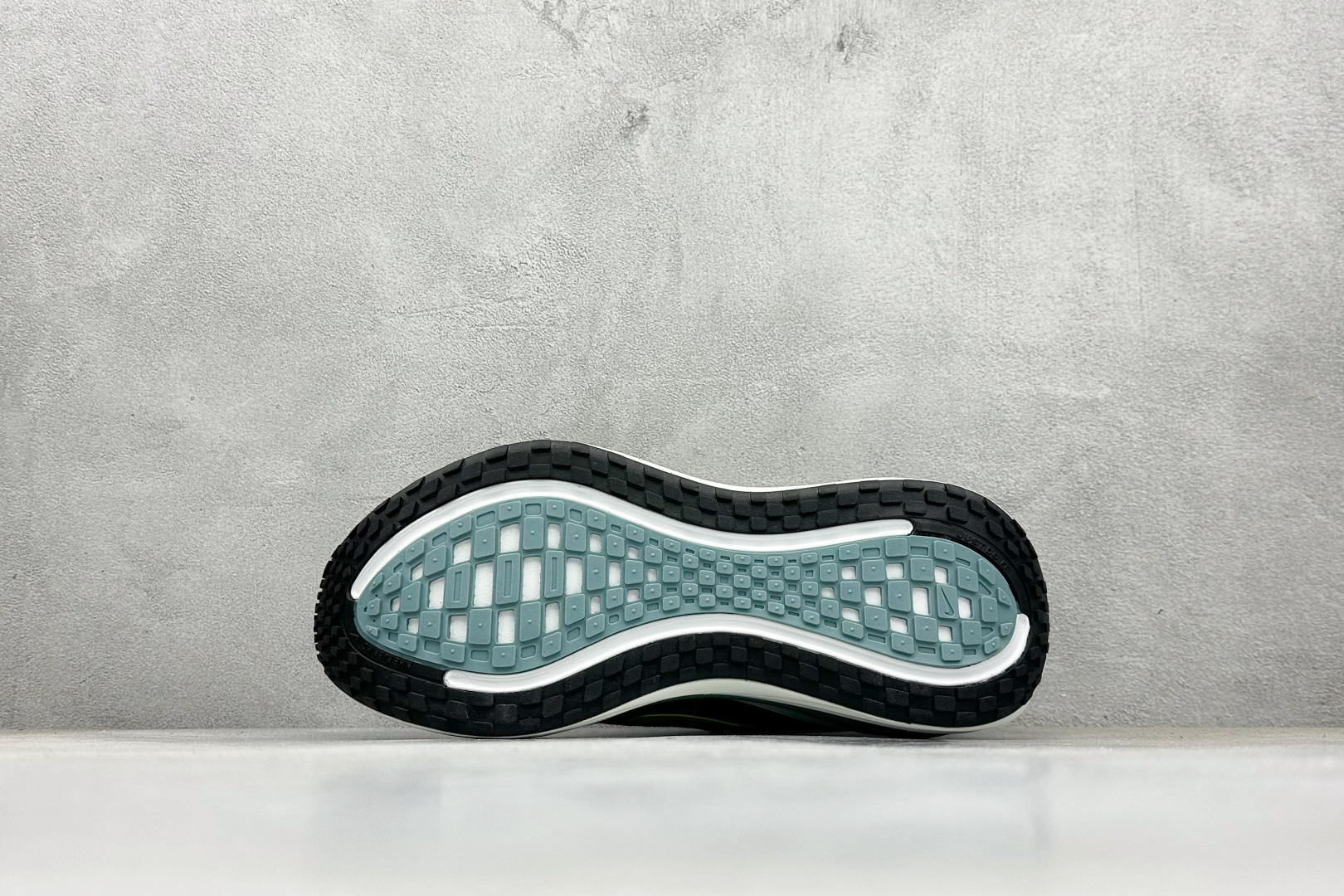 Nike Air Zoom Vomero Plus 耐克网面厚底气垫跑鞋 HV8150-300