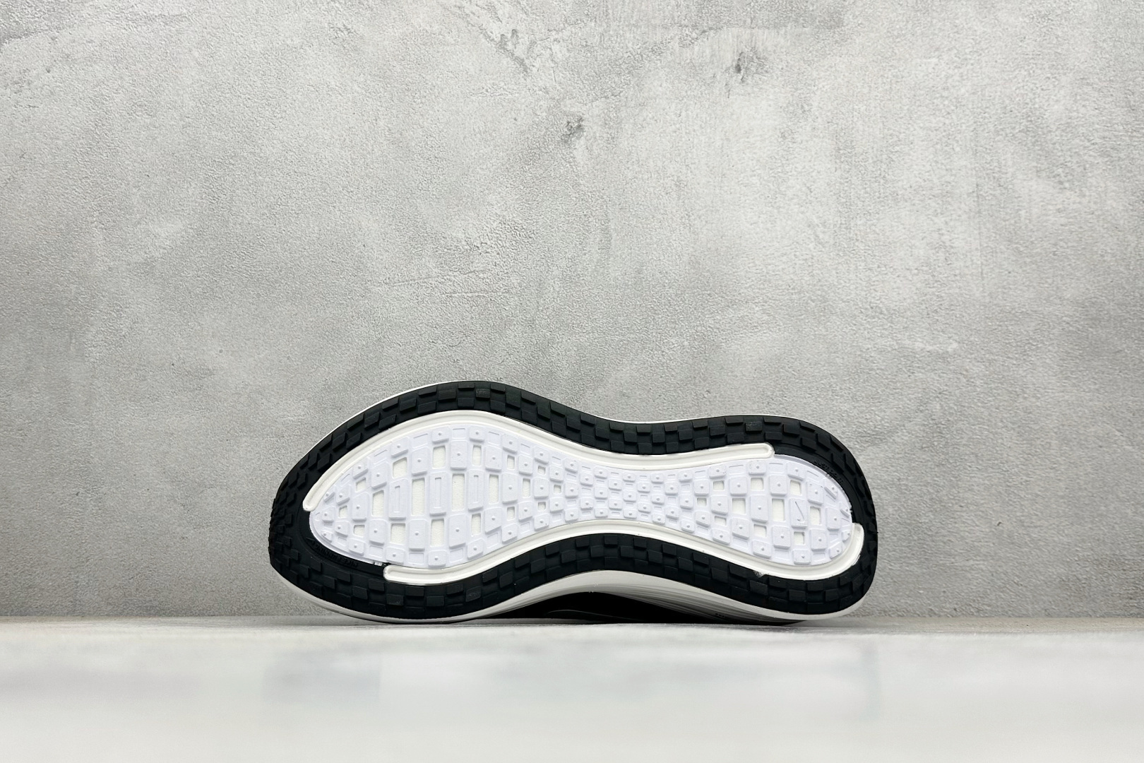 Nike Air Zoom Vomero Plus 耐克网面厚底气垫跑鞋 HV8150-002-High Quatity Cheap Brand wholesale wholesaler seller Clothes Bags handbags Sneakers Top Fashion Clothing Shoes from China Factory Chinese suppliers best Quality Beautiful Price Nike Air Zoom Vomero Plus 耐克网面厚底气垫跑鞋 HV8150-002