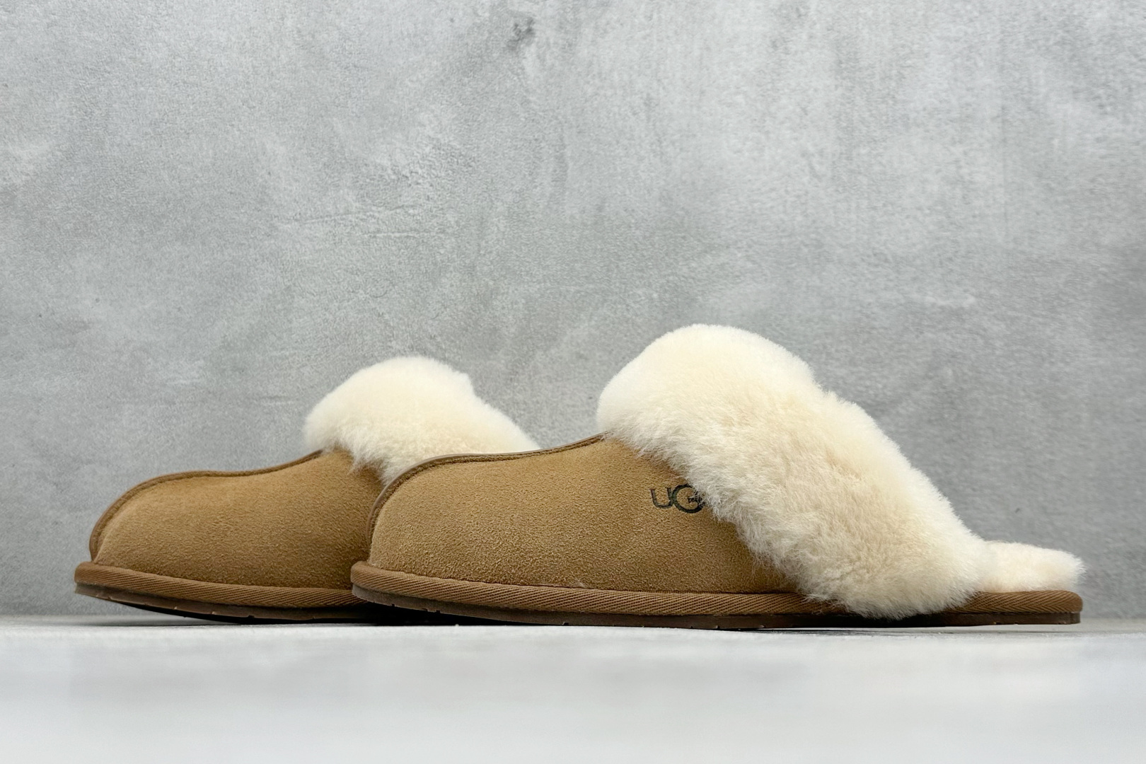 UGG 星拖 1cm薄底 雪地靴女款 1106872-High Quatity Cheap Brand wholesale wholesaler seller Clothes Bags handbags Sneakers Top Fashion Clothing Shoes from China Factory Chinese suppliers best Quality Beautiful Price UGG 星拖 1cm薄底 雪地靴女款 1106872