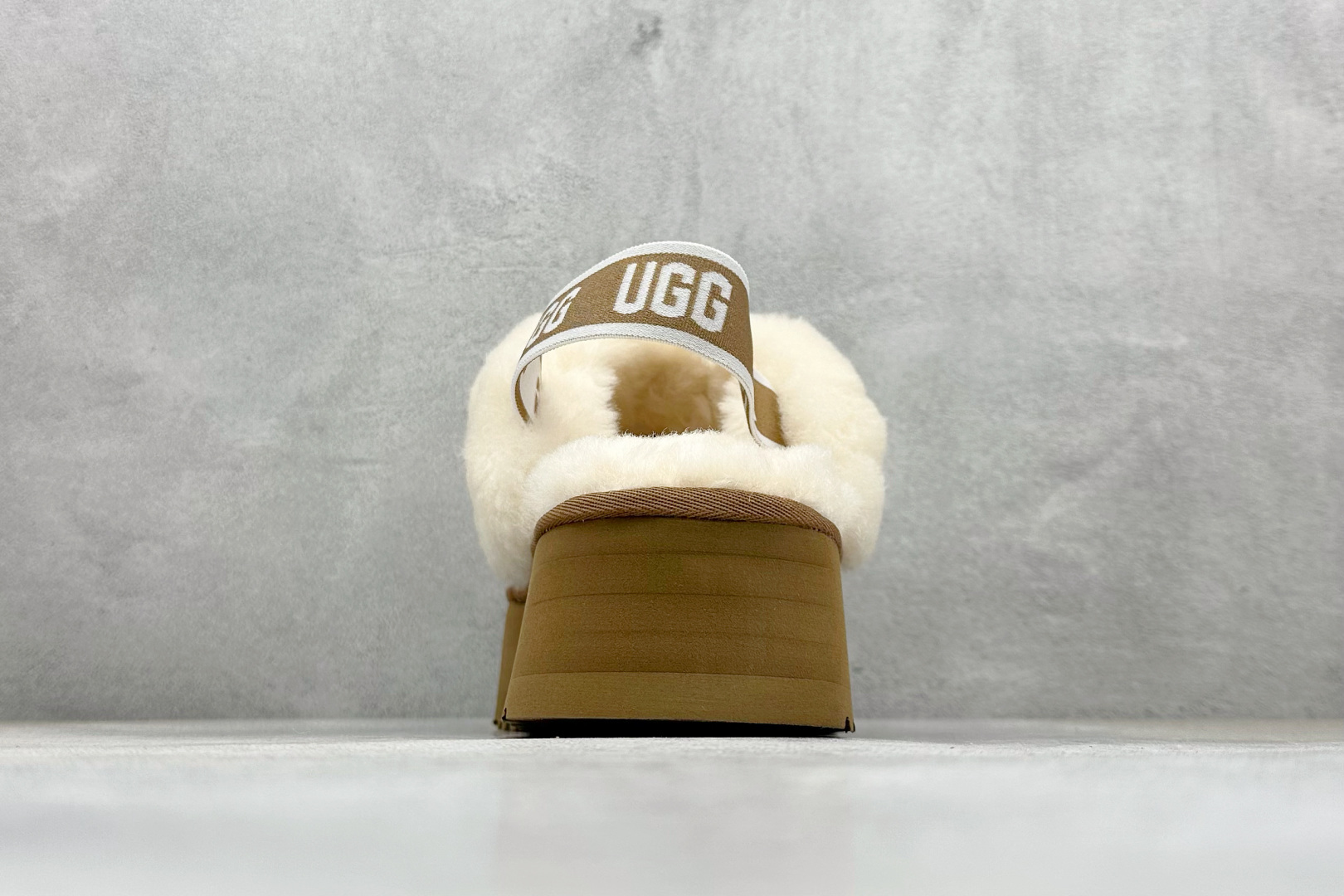 UGG 星拖拉带厚底 千颂伊同款 4cm厚底 雪地靴 1113474-High Quatity Cheap Brand wholesale wholesaler seller Clothes Bags handbags Sneakers Top Fashion Clothing Shoes from China Factory Chinese suppliers best Quality Beautiful Price UGG 星拖拉带厚底 千颂伊同款 4cm厚底 雪地靴 1113474