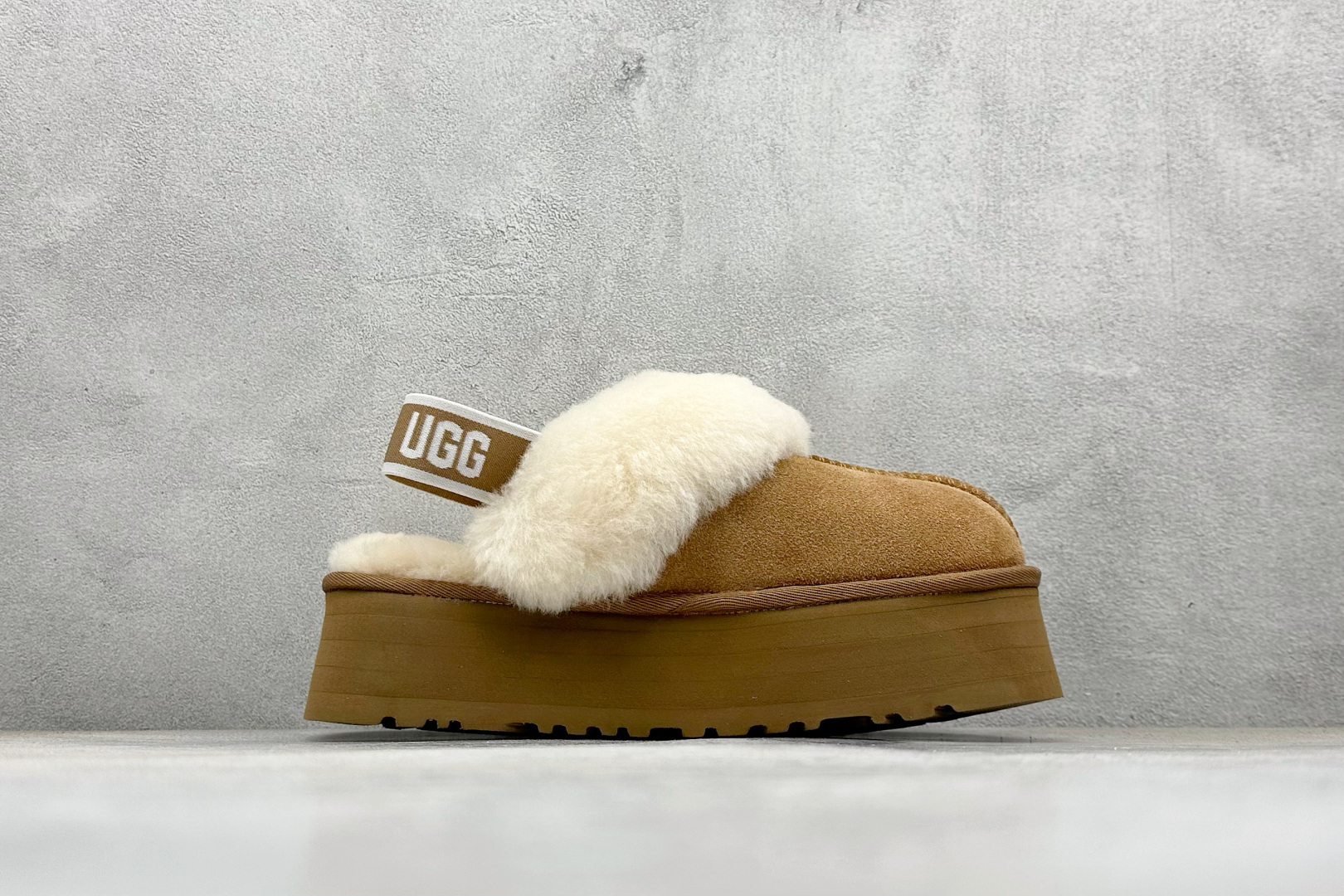 UGG 星拖拉带厚底 千颂伊同款 4cm厚底 雪地靴 1113474-High Quatity Cheap Brand wholesale wholesaler seller Clothes Bags handbags Sneakers Top Fashion Clothing Shoes from China Factory Chinese suppliers best Quality Beautiful Price UGG 星拖拉带厚底 千颂伊同款 4cm厚底 雪地靴 1113474