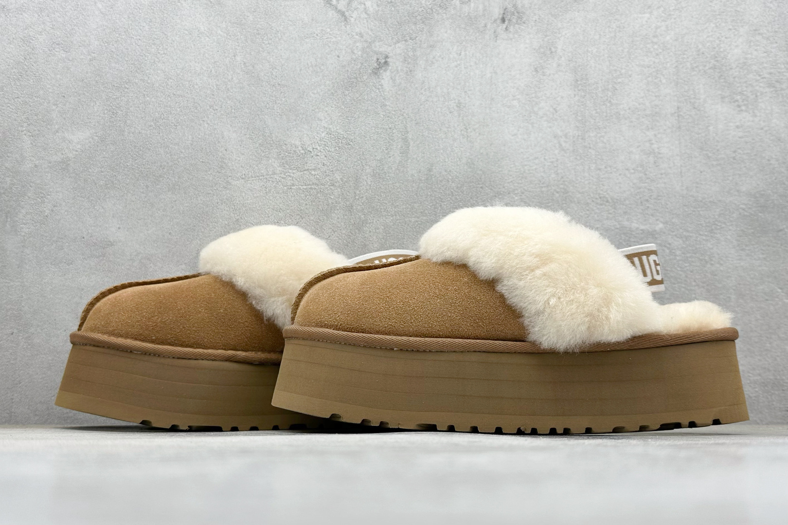 UGG 星拖拉带厚底 千颂伊同款 4cm厚底 雪地靴 1113474-High Quatity Cheap Brand wholesale wholesaler seller Clothes Bags handbags Sneakers Top Fashion Clothing Shoes from China Factory Chinese suppliers best Quality Beautiful Price UGG 星拖拉带厚底 千颂伊同款 4cm厚底 雪地靴 1113474